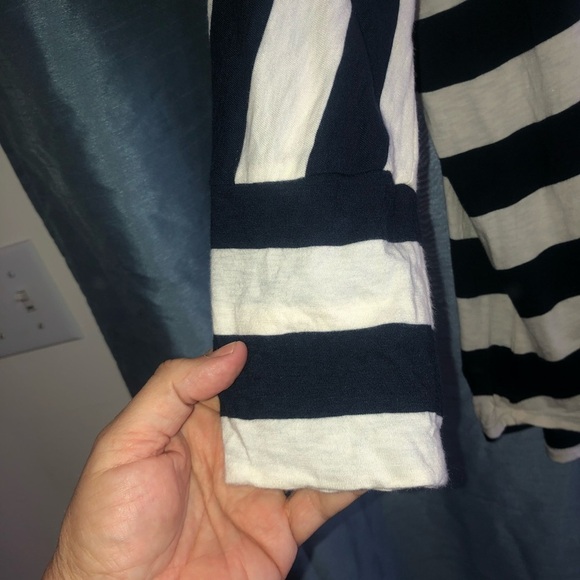 Denver Hayes Striped Navy and White Women's Top- lg 28” new or like new - Picture 5 of 7